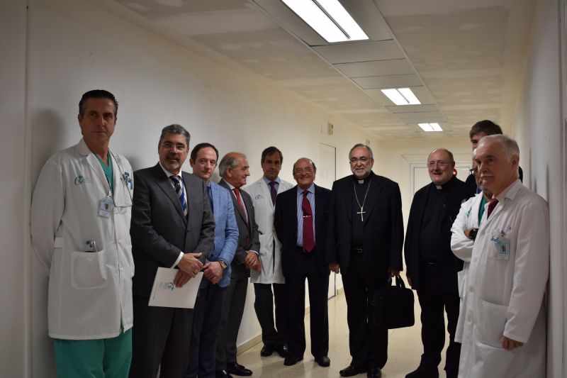 El arzobispo de Oviedo bendice el nuevo quirfano hbrido del Centro Mdico de Asturias durante su inauguracin