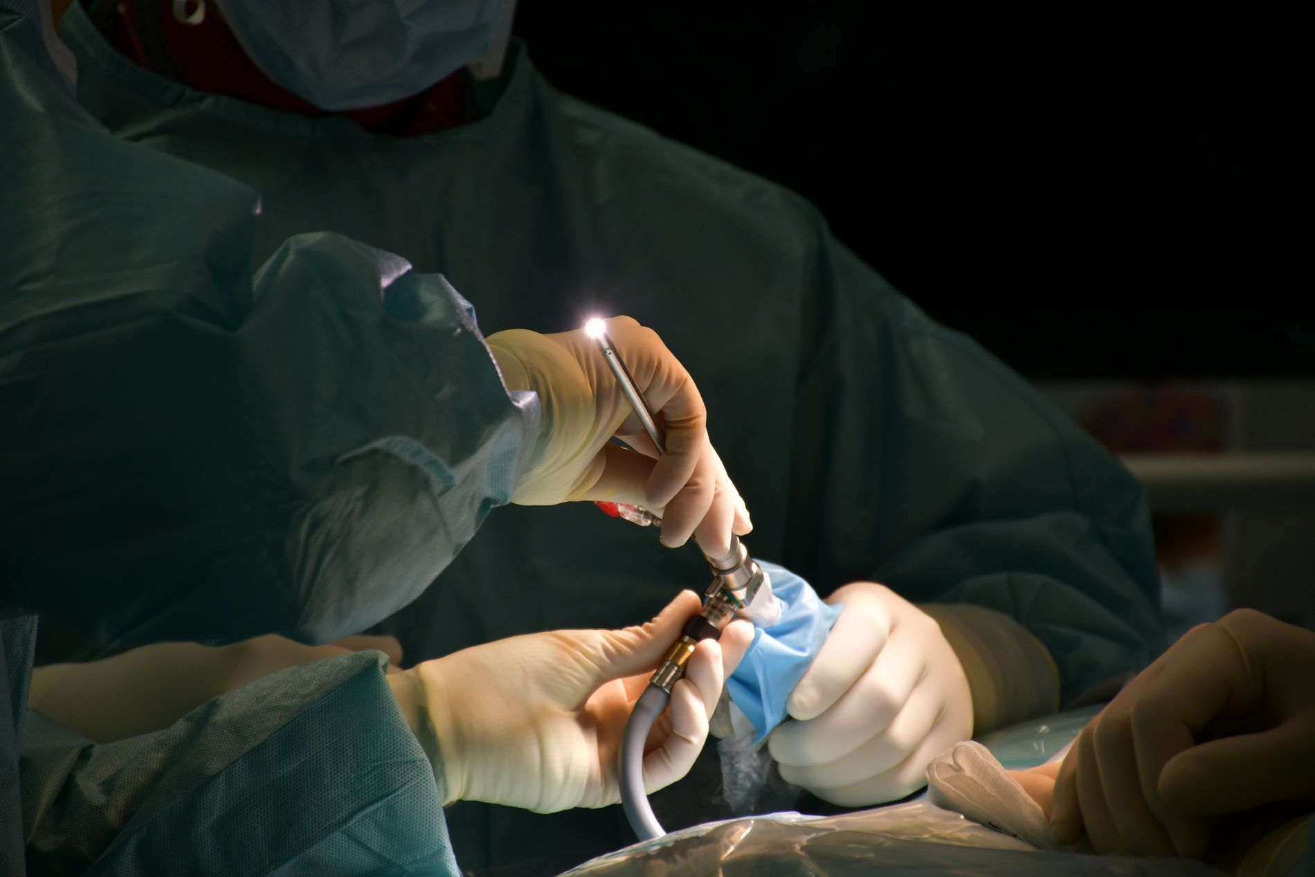 El Hospital Centro Mdico de Asturias realiza la primera ciruga de estenosis de canal mediante endoscopia biportal en Asturias