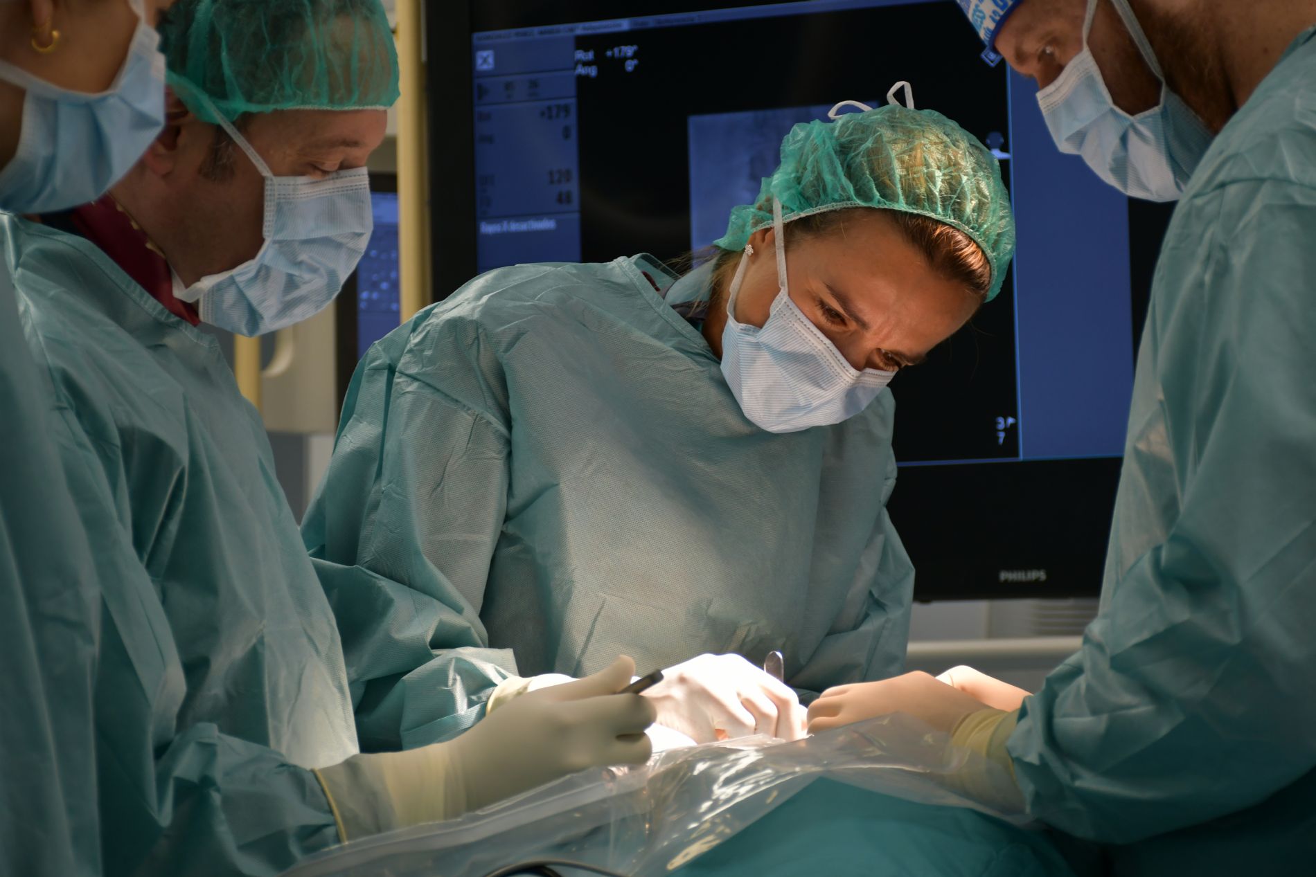 El Hospital Centro Mdico de Asturias realiza la primera ciruga de estenosis de canal mediante endoscopia biportal en Asturias