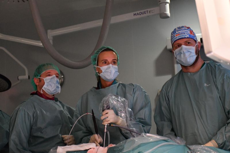 El Hospital Centro Mdico de Asturias realiza la primera ciruga de estenosis de canal mediante endoscopia biportal en Asturias