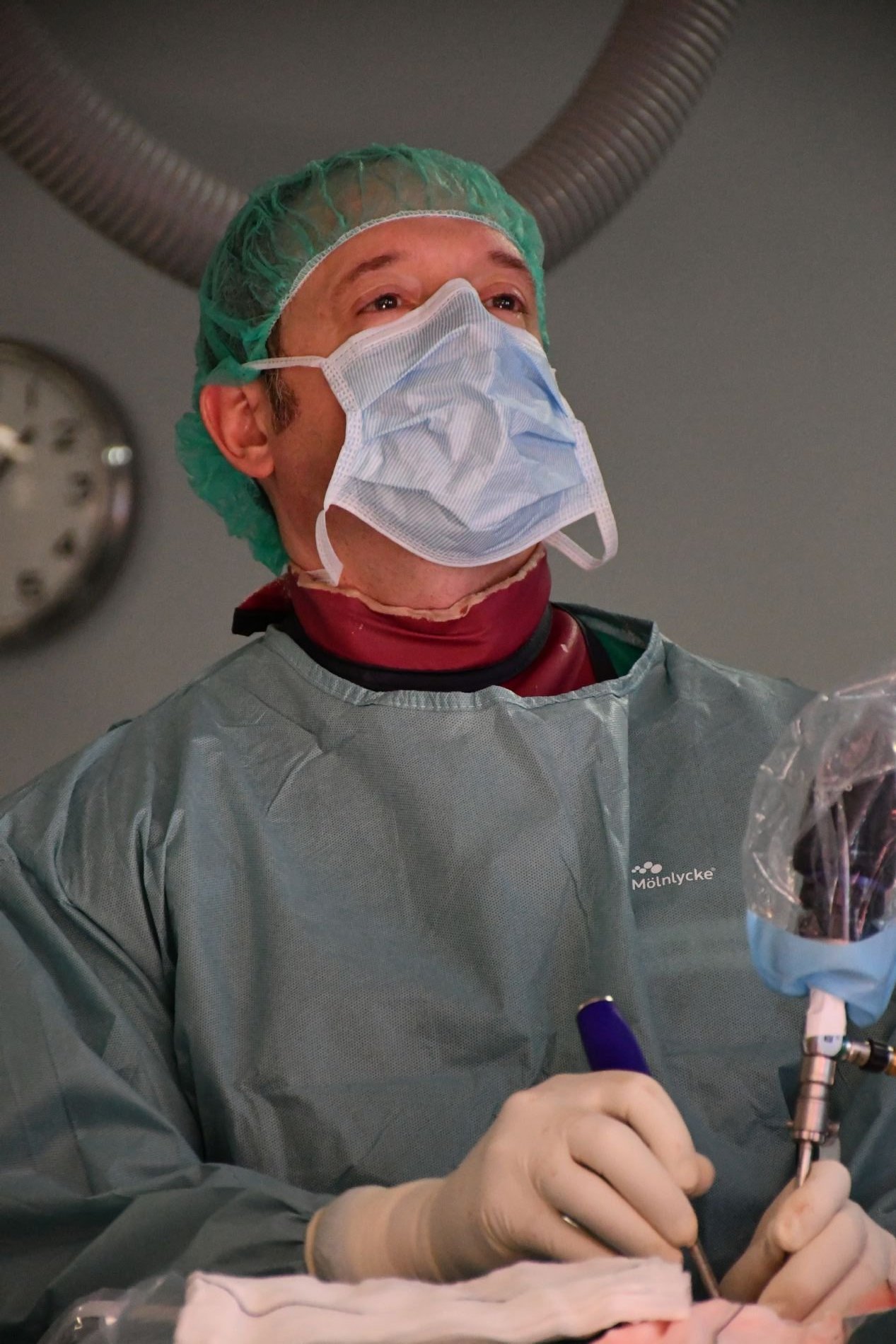 El Hospital Centro Mdico de Asturias realiza la primera ciruga de estenosis de canal mediante endoscopia biportal en Asturias