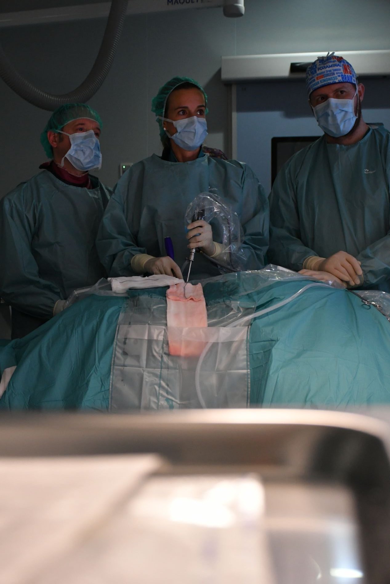 El Hospital Centro Mdico de Asturias realiza la primera ciruga de estenosis de canal mediante endoscopia biportal en Asturias