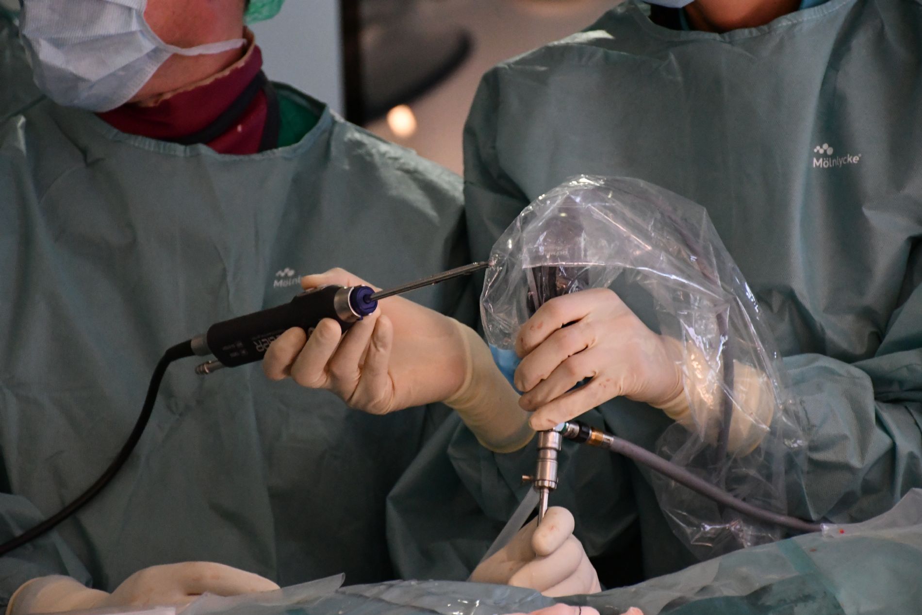 El Hospital Centro Mdico de Asturias realiza la primera ciruga de estenosis de canal mediante endoscopia biportal en Asturias