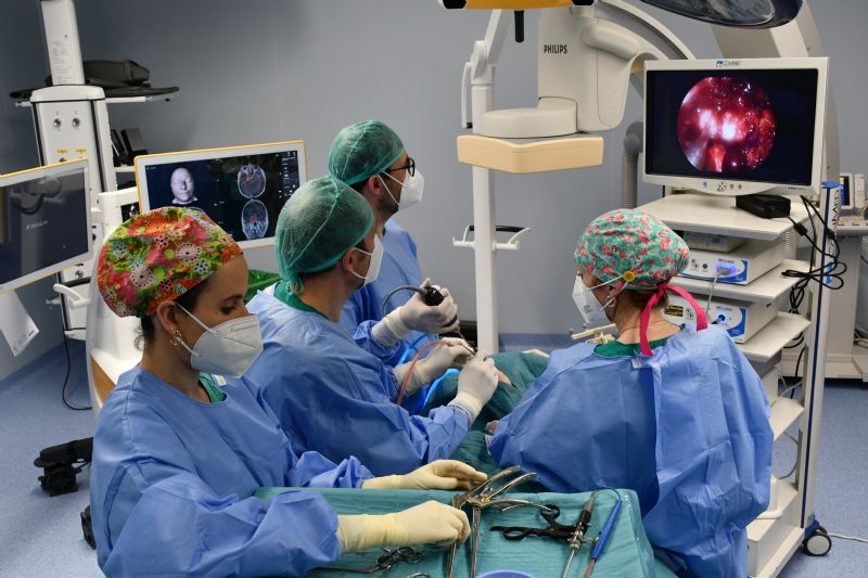 Neurocirujano y otorrino, dos en uno para un tumor de hipfisis.