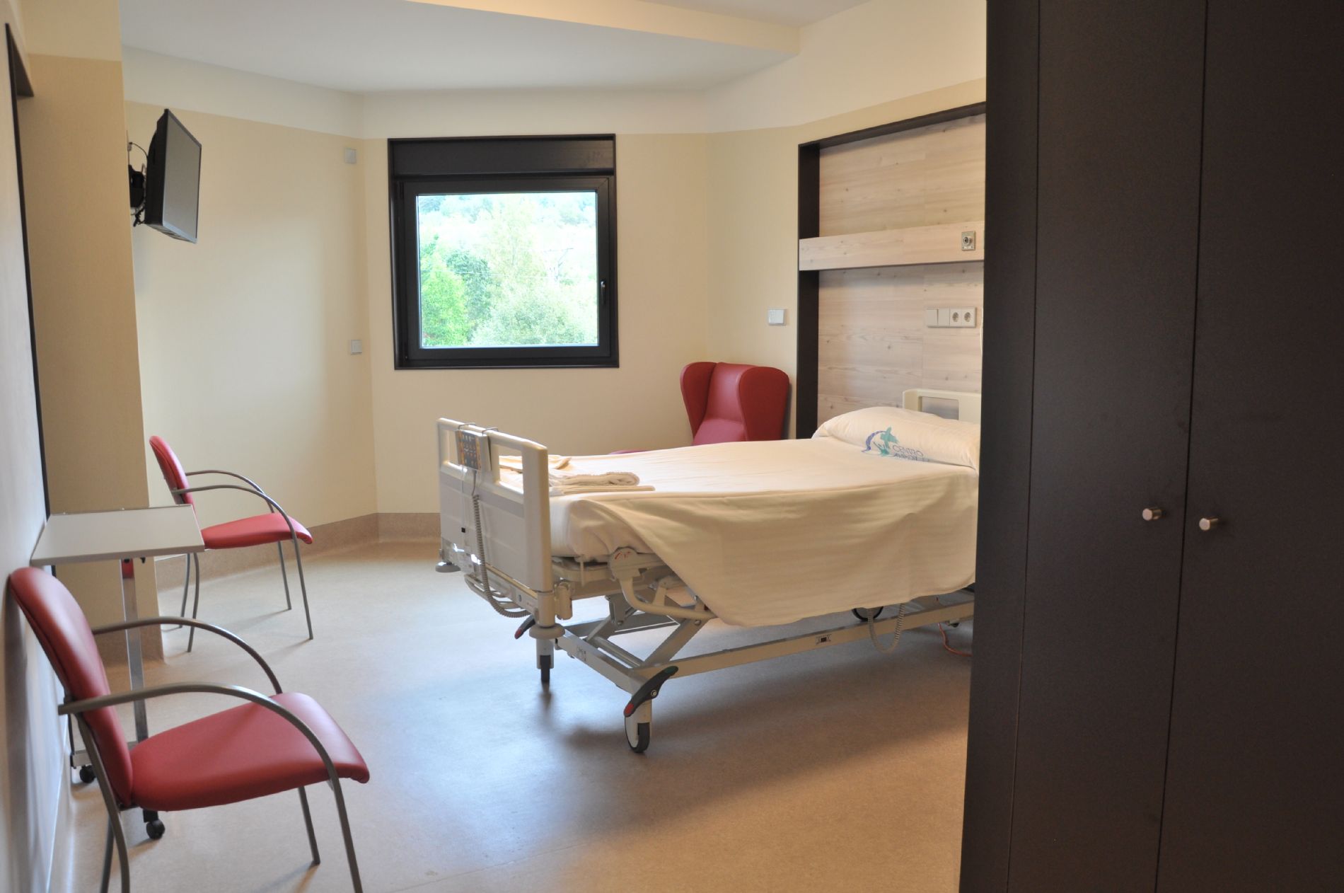 Nueva área de hospitalización con diseño adaptado al trabajo sanitario.