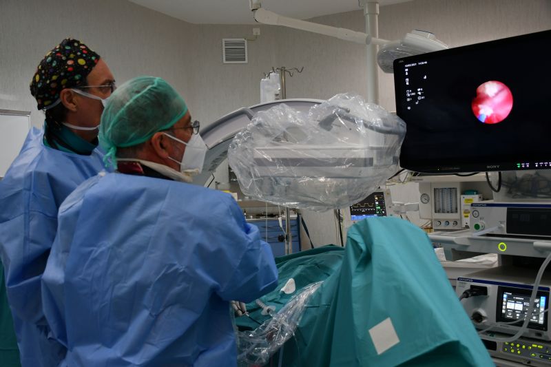 Fotolitotricia con láser para  eliminar cálculos por ureteroscopia