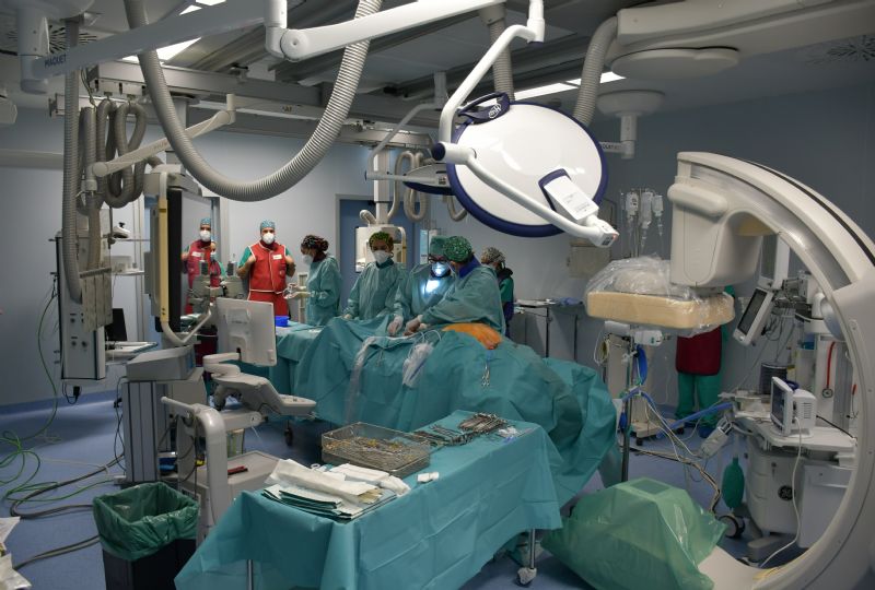 El Centro Médico implanta por primera vez una endoprótesis de doble rama para un aneurisma de arco aórtico