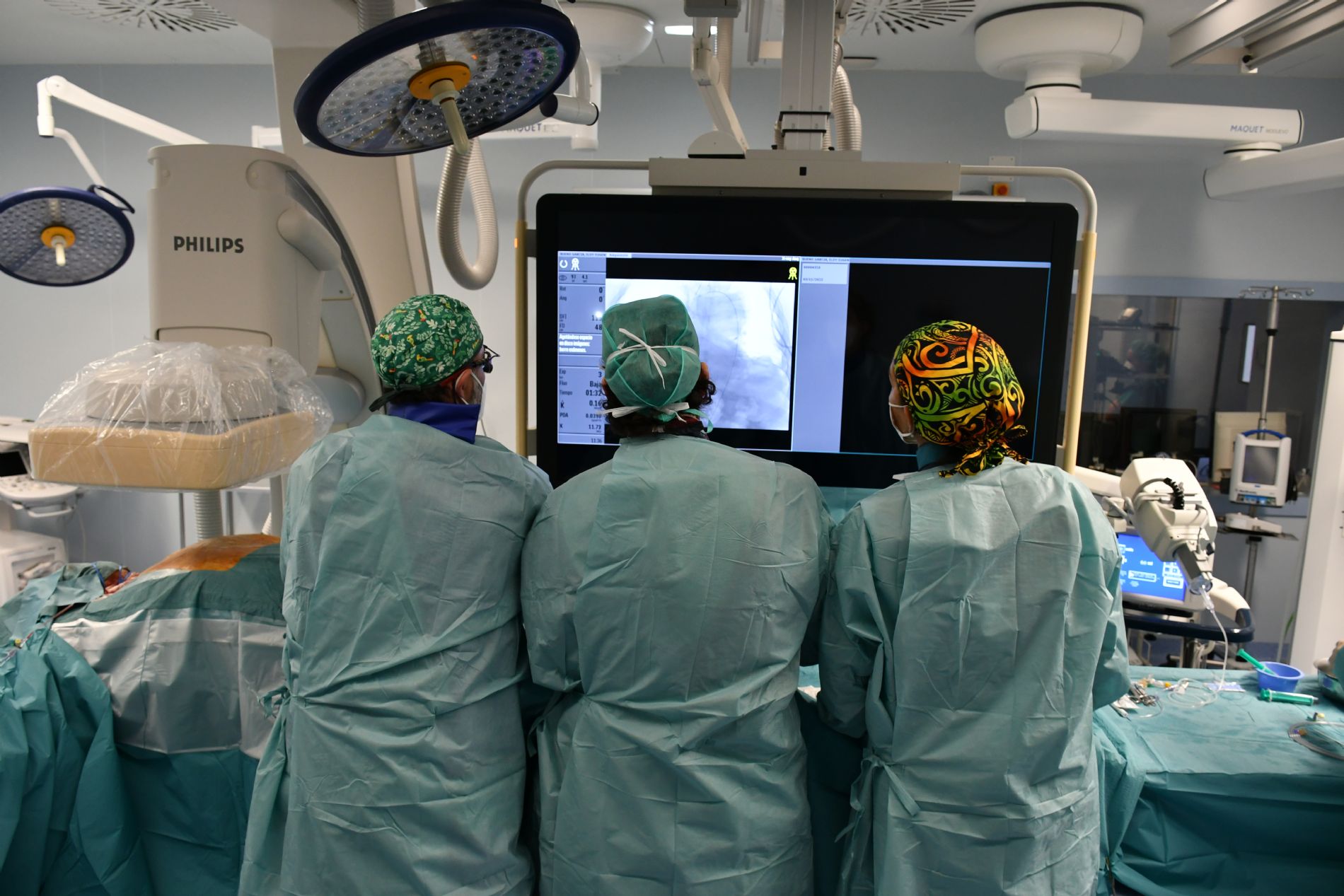 El Centro Médico implanta por primera vez una endoprótesis de doble rama para una aneurisma de arco aórtico